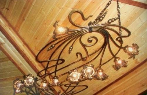 Кованые люстры в интерьере