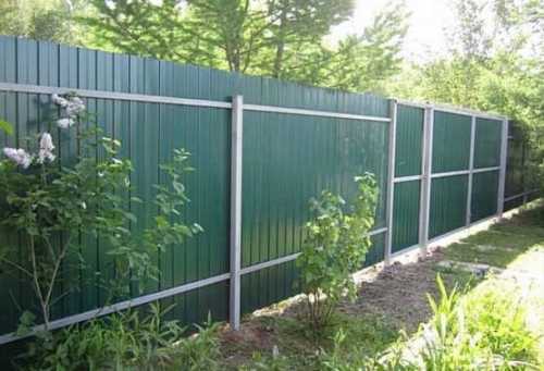 Как украсить забор из профнастила: интересные решения Как украсить забор из профнастила: интересные решения