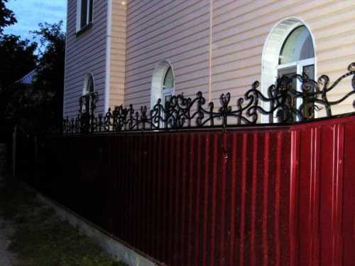 Как украсить забор из профнастила: интересные решения Как украсить забор из профнастила: интересные решения