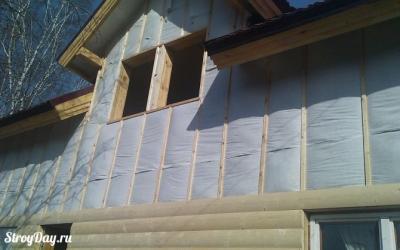 Утепление деревянного дома снаружи: чем лучше утеплить своими руками, технологии и процесс монтажа популярными материалами