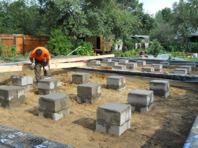 Фундамент для дома из ФБС — ленточный, столбчатый, плюсы и минусы, монтаж своими руками Фундамент для дома из ФБС — ленточный, столбчатый, плюсы и минусы, монтаж своими руками