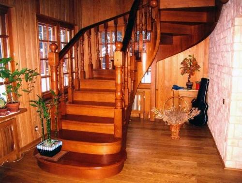 Из какой древесины выбрать лестницу в частный дом