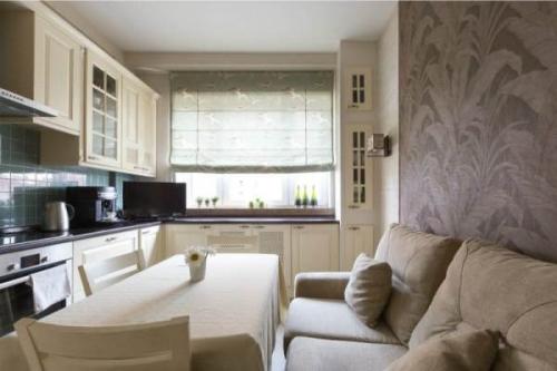 Диван в интерьере кухни