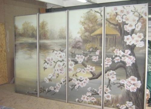 Шкаф-купе с зеркальным рисунком на фасадах