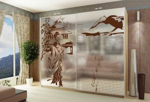Шкаф-купе с зеркальным рисунком на фасадах