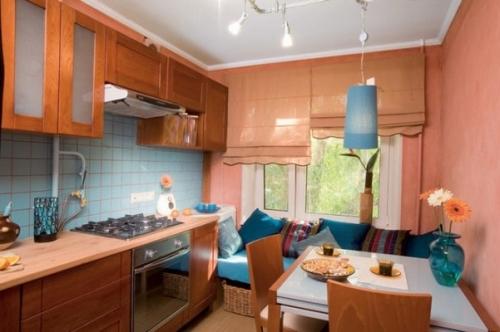 Диван в интерьере кухни