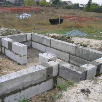 Фундамент для дома из ФБС — ленточный, столбчатый, плюсы и минусы, монтаж своими руками Фундамент для дома из ФБС — ленточный, столбчатый, плюсы и минусы, монтаж своими руками