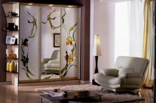 Шкаф-купе с зеркальным рисунком на фасадах