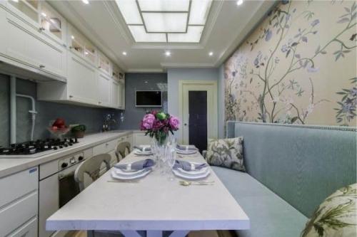 Диван в интерьере кухни