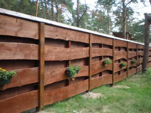 Защита для деревянного забора: полубетонные сферы