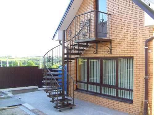 Металлическая лестница для экстерьера дома