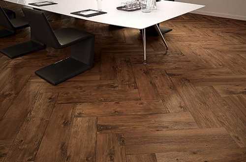 Что предпочесть: натуральную древесину или плитку под дерево