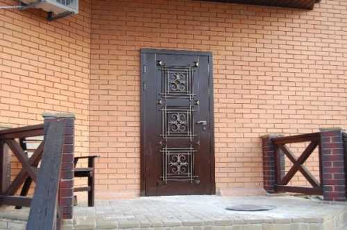 Какие двери поставить в дом