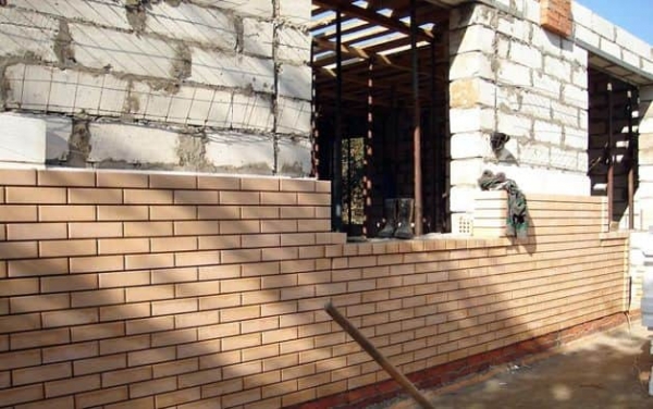 Кирпич, бетон и натуральный камень как основные строительные материалы Кирпич, бетон и натуральный камень как основные строительные материалы