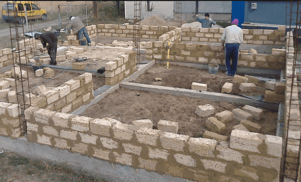 Кирпич, бетон и натуральный камень как основные строительные материалы Кирпич, бетон и натуральный камень как основные строительные материалы