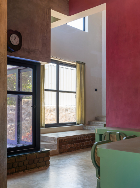 Брутальный гостевой дом с модернистской эстетикой Брутальный гостевой дом с модернистской эстетикой