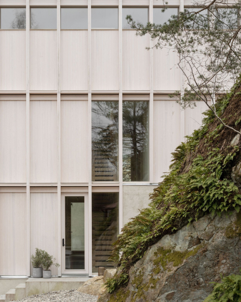 Деревянная резиденция, встроенная в скалистый склон