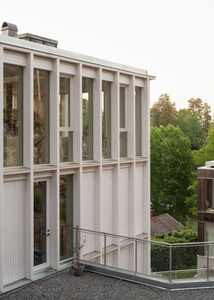 Деревянная резиденция, встроенная в скалистый склон