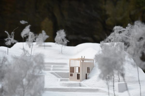 Деревянная резиденция, встроенная в скалистый склон