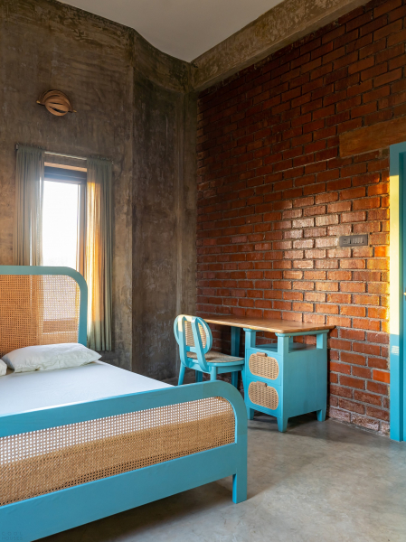 Брутальный гостевой дом с модернистской эстетикой Брутальный гостевой дом с модернистской эстетикой