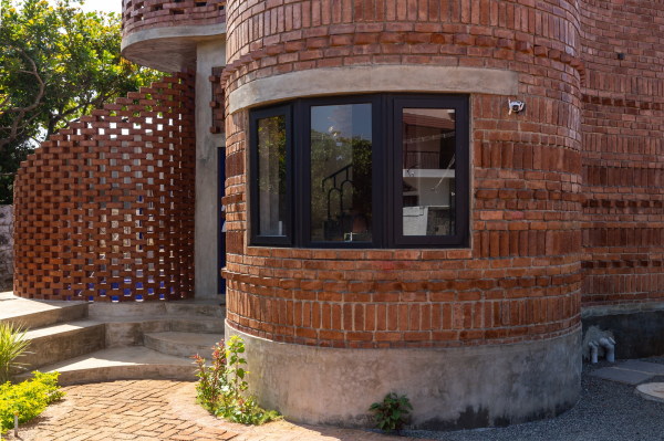 Брутальный гостевой дом с модернистской эстетикой Брутальный гостевой дом с модернистской эстетикой