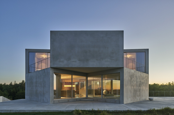 Дом-лабиринт с эстетикой брутализма Дом-лабиринт с эстетикой брутализма