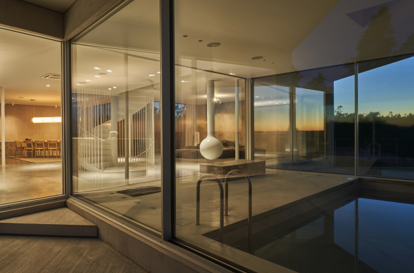 Дом-лабиринт с эстетикой брутализма Дом-лабиринт с эстетикой брутализма