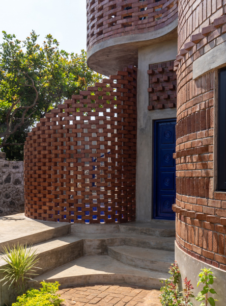 Брутальный гостевой дом с модернистской эстетикой Брутальный гостевой дом с модернистской эстетикой