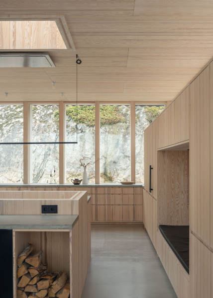 Деревянная резиденция, встроенная в скалистый склон