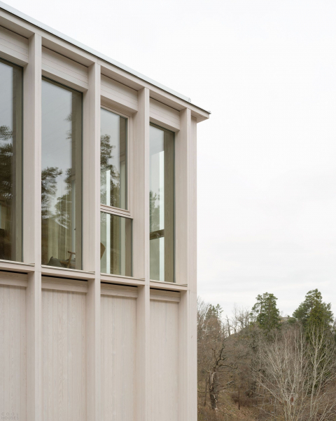 Деревянная резиденция, встроенная в скалистый склон