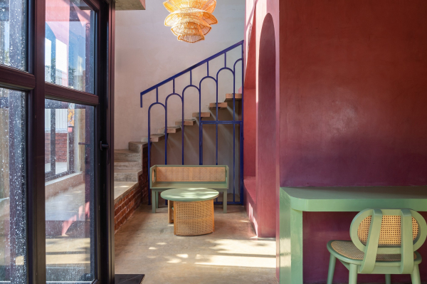 Брутальный гостевой дом с модернистской эстетикой Брутальный гостевой дом с модернистской эстетикой