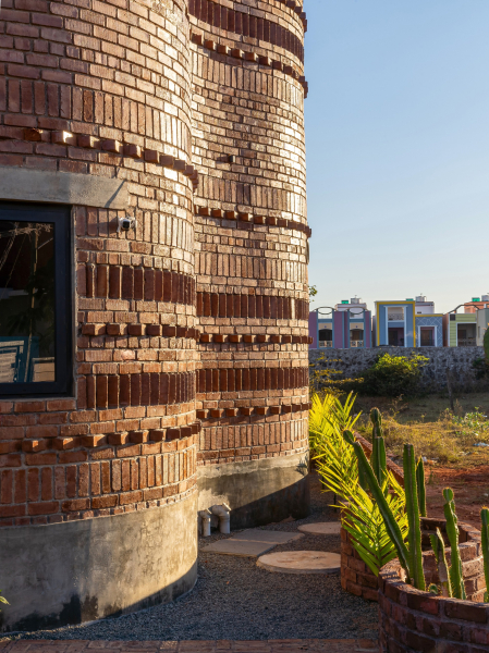 Брутальный гостевой дом с модернистской эстетикой Брутальный гостевой дом с модернистской эстетикой