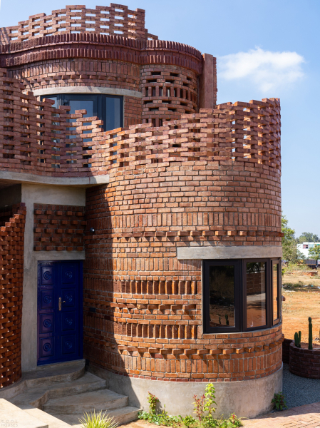 Брутальный гостевой дом с модернистской эстетикой Брутальный гостевой дом с модернистской эстетикой