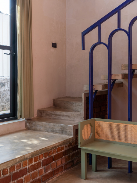 Брутальный гостевой дом с модернистской эстетикой Брутальный гостевой дом с модернистской эстетикой