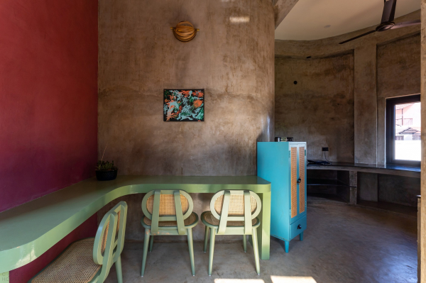 Брутальный гостевой дом с модернистской эстетикой Брутальный гостевой дом с модернистской эстетикой