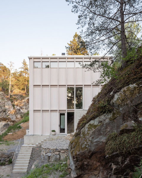 Деревянная резиденция, встроенная в скалистый склон