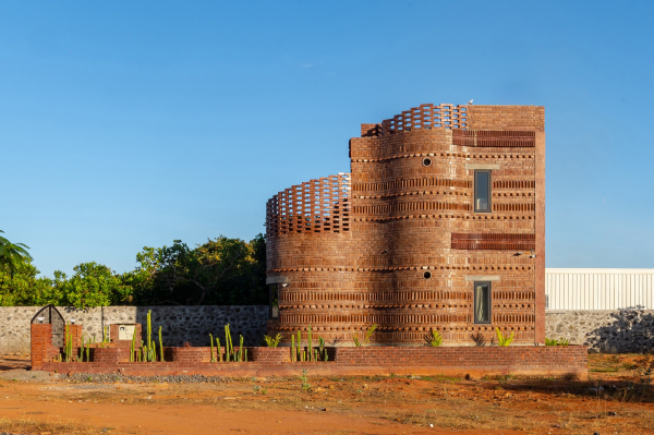 Брутальный гостевой дом с модернистской эстетикой Брутальный гостевой дом с модернистской эстетикой