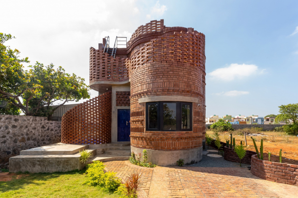 Брутальный гостевой дом с модернистской эстетикой Брутальный гостевой дом с модернистской эстетикой