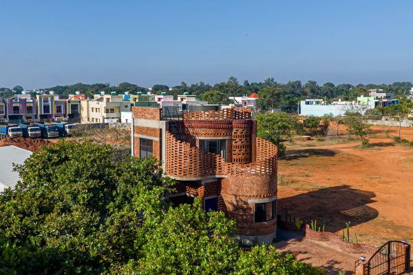 Брутальный гостевой дом с модернистской эстетикой Брутальный гостевой дом с модернистской эстетикой