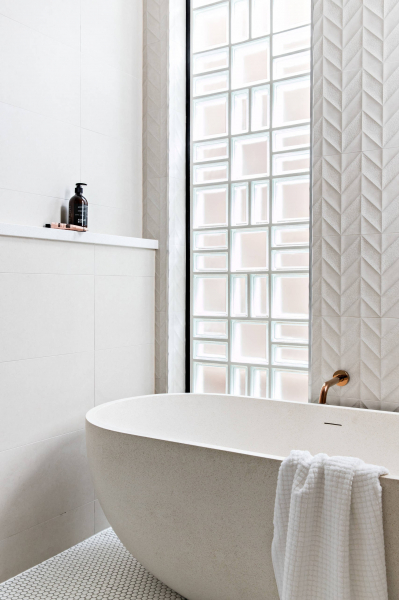 
						Оттенки белого в интерьере ванной комнаты                    