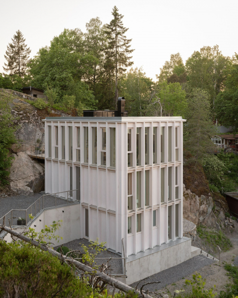 Деревянная резиденция, встроенная в скалистый склон