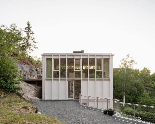 Деревянная резиденция, встроенная в скалистый склон