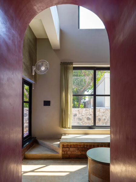 Брутальный гостевой дом с модернистской эстетикой Брутальный гостевой дом с модернистской эстетикой