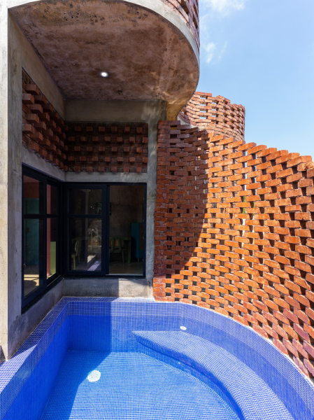 Брутальный гостевой дом с модернистской эстетикой Брутальный гостевой дом с модернистской эстетикой