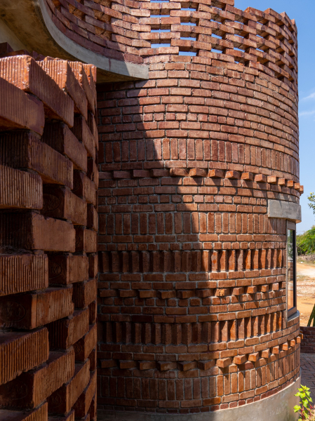 Брутальный гостевой дом с модернистской эстетикой Брутальный гостевой дом с модернистской эстетикой