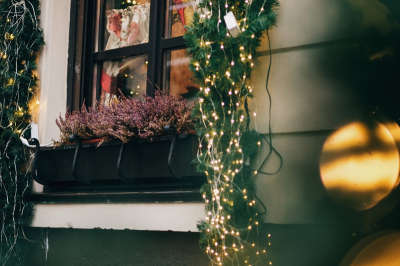 Как правильно подключить новогоднюю гирлянду на улице