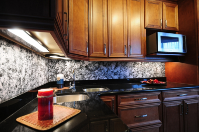 Подсветка на кухне под шкафами и возможности светодиодного освещения Подсветка на кухне под шкафами и возможности светодиодного освещения