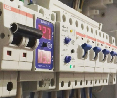 Схемы подключения реле напряжения в однофазной и трехфазной сети Схемы подключения реле напряжения в однофазной и трехфазной сети