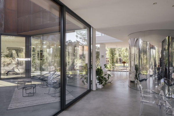 Уникальный дом с разветвленной конфигурацией