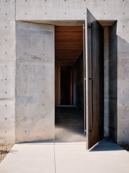 Минималистская вилла в пустынном ландшафте